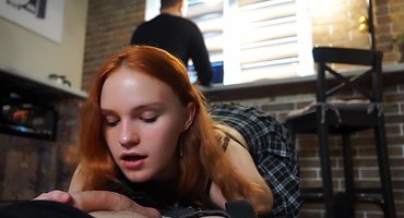 Пока муж был занят жена шлюха за спиной стала ублажать его лучшего друга