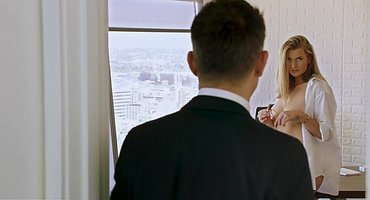 Взбитая падчерица затащила похотливого папика к себе в постель