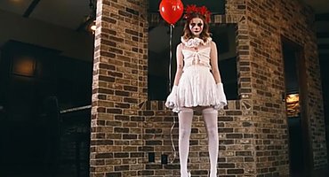 Сестра переодевшись в злого клоуна набросилась на спящего брата