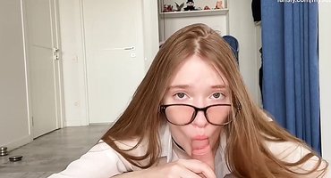 Вернувшись после занятий студентка напоролась на большой член отчима