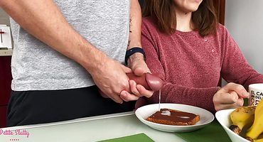 Брат увлажнил слишком сухой бутерброд сестры своей спермой